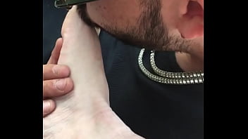 Queen loves her feet worshipped