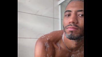 O safado tomando banho