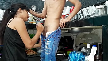 Estoy cosinado y mi padrastro llega y me folla mi coño