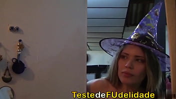 Sob a fantasia ela traiu o namorado no halloween