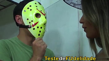 Sob a fantasia ela traiu o namorado no halloween