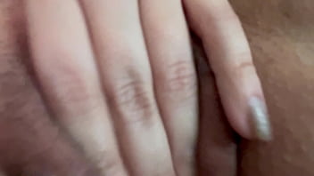 Safada gosta de exibir a buceta gozada e brincar