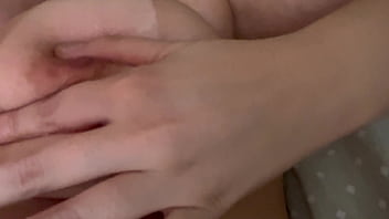 Safada gosta de exibir a buceta gozada e brincar