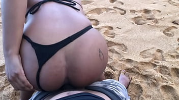 Conheci essa linda morena na praia conversar vai conversar vem até que rolou uma bela foda