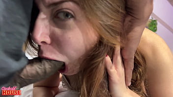 Essa ruiva infiel adora trair o namorado corno com homens de pau grande