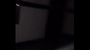 Ela sentando com vontade