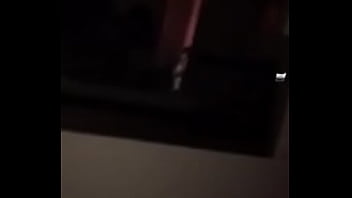 Ela sentando com vontade