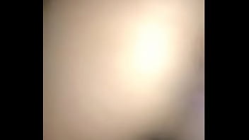 Ela sentando com vontade