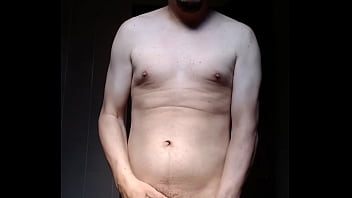 Homem sem camisa se mostrando