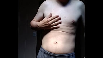 Homem sem camisa se mostrando