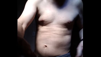 Homem sem camisa se mostrando