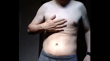 Homem sem camisa se mostrando