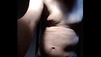 Homem sem camisa se mostrando