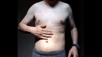 Homem sem camisa se mostrando