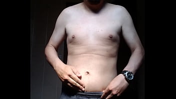 Homem sem camisa se mostrando