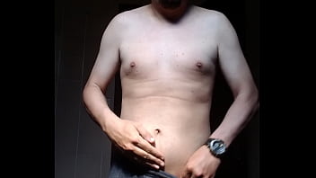 Homem sem camisa se mostrando