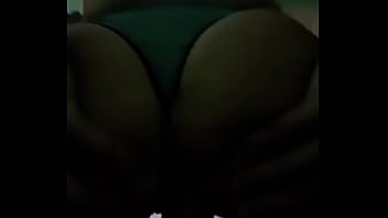 Putita masturbandose duro