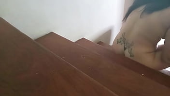 Camera pegou a mulher do coroa transando com o porteiro na escada