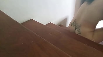 Camera pegou a mulher do coroa transando com o porteiro na escada