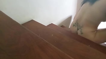 Camera pegou a mulher do coroa transando com o porteiro na escada