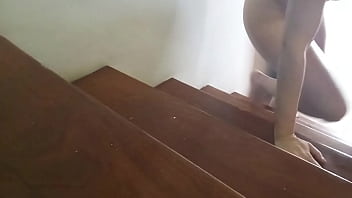 Camera pegou a mulher do coroa transando com o porteiro na escada