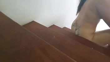 Camera pegou a mulher do coroa transando com o porteiro na escada