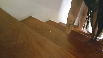 Camera pegou a mulher do coroa transando com o porteiro na escada