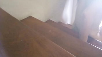 Camera pegou a mulher do coroa transando com o porteiro na escada