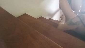 Camera pegou a mulher do coroa transando com o porteiro na escada