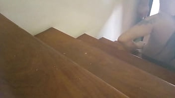 Camera pegou a mulher do coroa transando com o porteiro na escada