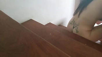 Camera pegou a mulher do coroa transando com o porteiro na escada