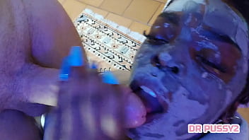 Ebony recebe pau surpresa no seu tratamento de beleza slow motion