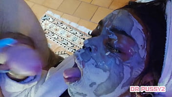 Ebony recebe pau surpresa no seu tratamento de beleza slow motion