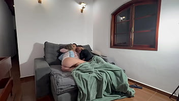 Fudendo a esposa enquanto o corno assistia free