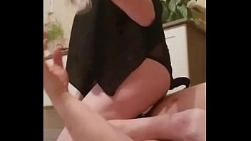 Mon esclave me sert avec totale soumission