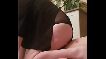 Mon esclave me sert avec totale soumission