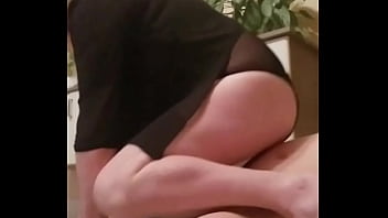 Mon esclave me sert avec totale soumission