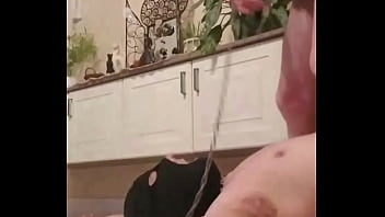 Mon esclave me sert avec totale soumission