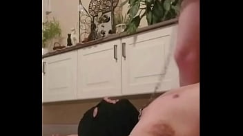 Mon esclave me sert avec totale soumission