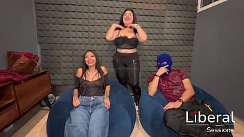 Chica petite de 19 años es cogida por un chico de verga enorme