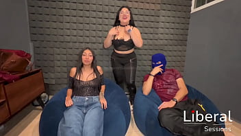 Chica petite de 19 años es cogida por un chico de verga enorme