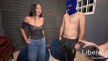 Chica petite de 19 años es cogida por un chico de verga enorme