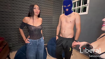 Chica petite de 19 años es cogida por un chico de verga enorme