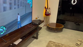Meu amigo me deixou sozinha na casa dele jogando video game mais fiquei com muito tesão e tive que gosar pensando nele