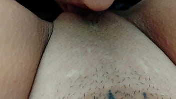 Coroa vagabunda se deliciando com o pau do novinho