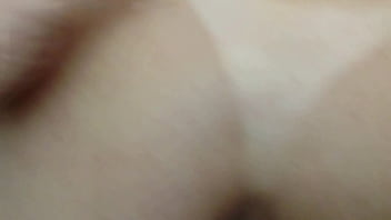 Coroa vagabunda se deliciando com o pau do novinho