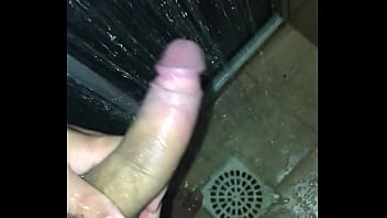 Pollon Masturbandose En El Baño thumbnail