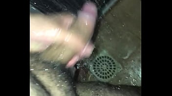 Pollon Masturbandose En El Baño thumbnail