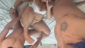 Gordinha dando pra dois homens