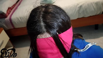 Ragazza con i tacchi si fa sborrare sulla lingua e ingoia